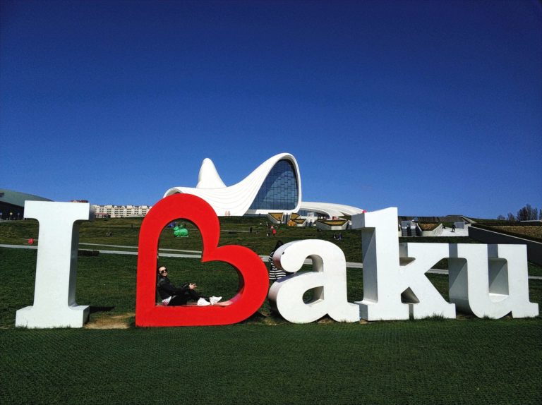 От памятников старины до современной архитектуры: Баку, столица Азербайджана – город ветров и гастрономического туризма!