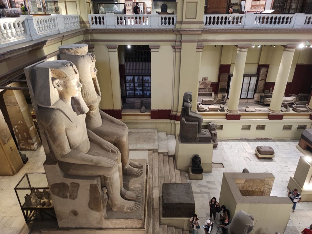 статуя аменхотепа
