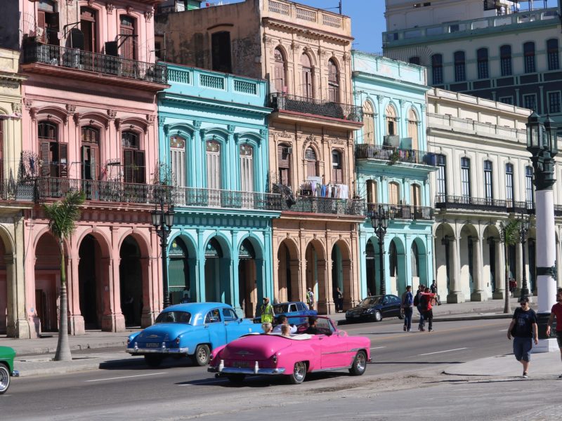 Ретроавтомобили всех цветов радуги: добро пожаловать на Кубу