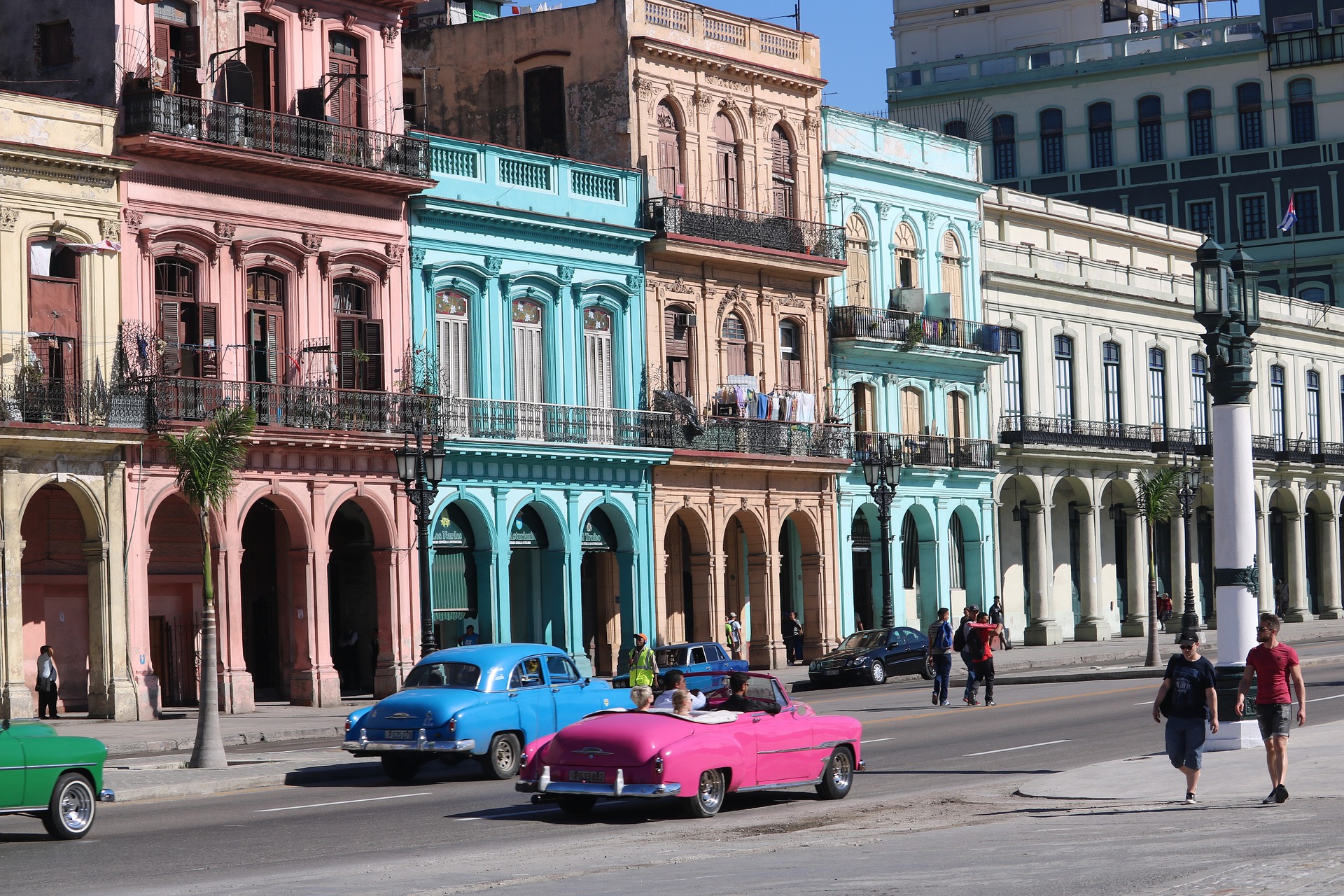 Ретроавтомобили всех цветов радуги: добро пожаловать на Кубу