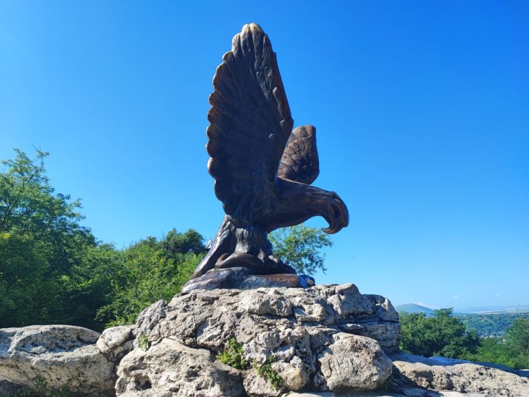 Орел, клюющий змею – символ Пятигорска